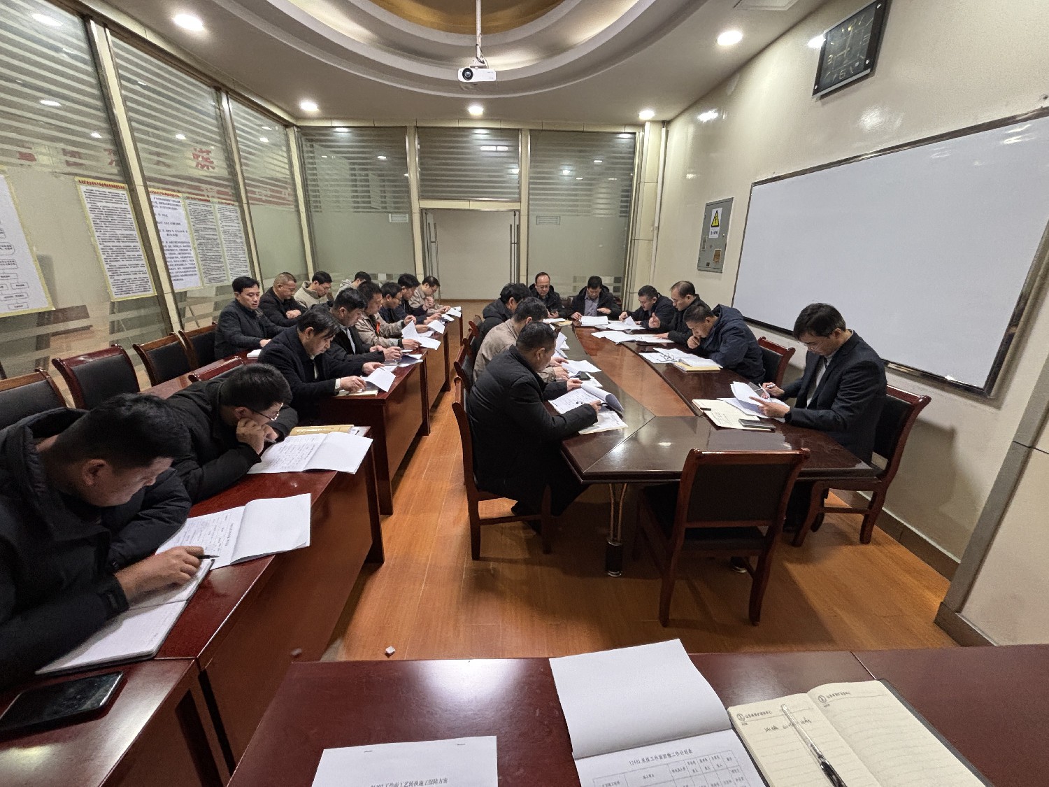 東大煤礦召開(kāi)重點(diǎn)工作推進(jìn)協(xié)調(diào)會(huì)議